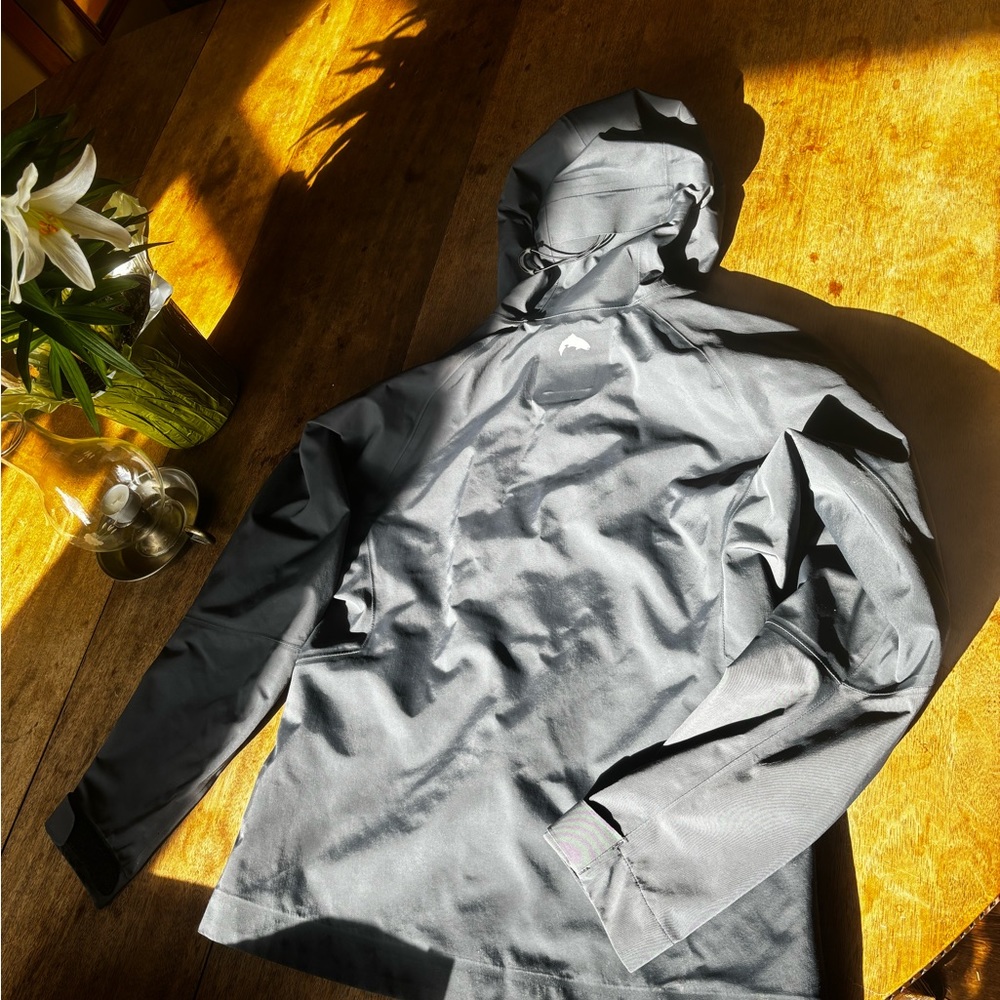 SIMMS like new rain jacket unisex.
